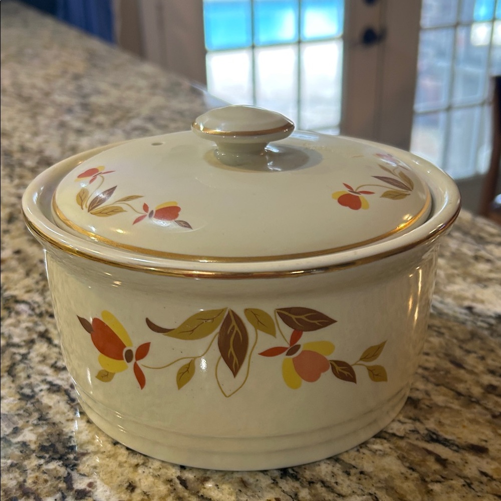 Vintage Hall China Company casserole dish featuring the Autumn Leaf